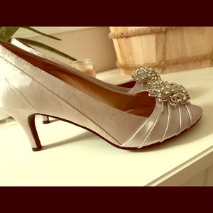 Satin Champagne gray formal heels so nice.
